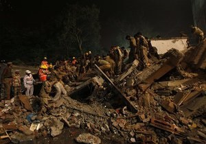 Обрушение дома в Индии: В Индии растет число жертв обрушения дома. Среди погибших оказалось 19 детей