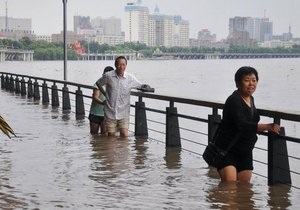 Потоп: Более ста человек погибли в результате наводнения в Китае