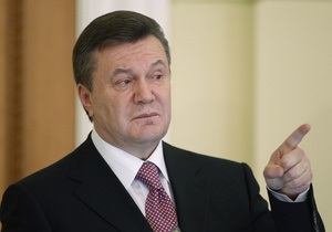 Ъ: Виктор Янукович разрубает морской узел