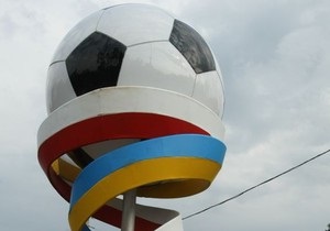 На въездах в Киев появились скульптуры в виде футбольных мячей