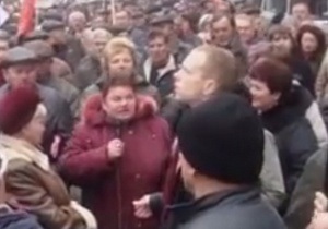 Митингующая под Кабмином женщина во всеуслышание обругала Януковича