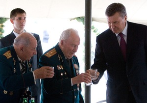 Фотогалерея: До дна и не закусывая. Янукович выпил водки с ветеранами