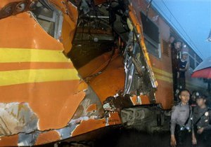 В Индонезии в результате столкновения поездов погибли 33 человека