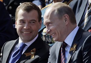 Медведев и Путин разрешили использовать свои лица на выборах