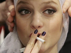 Опрос: Украинским мужчинам не нравятся курящие женщины