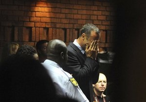 После предъявления обвинения в убийстве Писториус расплакался в зале суда