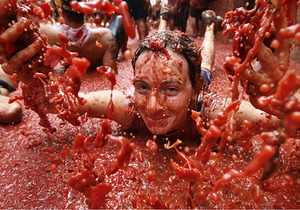 В Испании стартовал ежегодный фестиваль La Tomatina