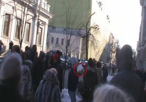 Партия регионов - снежки - Горина - нападение - митинг - Рада - Регионалка заявила, что в нее бросали не снег, а кусок земли