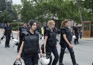 В Турции демонстранты начали дарить полицейским цветы