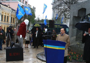 В центре Киева фигуру Ленина поставили на колени перед памятником жертвам Голодомора