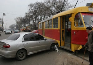 В Киеве возле метро Берестейская Daewoo протаранил трамвай