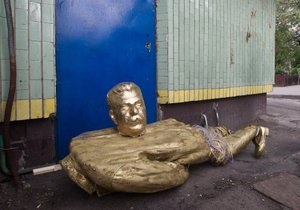Вслед за Киевом и Львовом Братство установило памятник писающему Сталину в Одессе