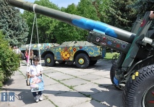 В Тернополе дети разрисовали военную технику