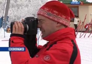 Медведев признался, что ему не всегда просто фотографировать людей