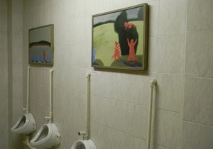 В России общественный туалет превратили в картинную галерею