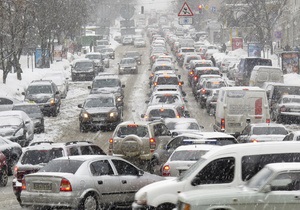 С улиц Киева вывезено 617 тонн снега: Киевавтодор признает, что не может справиться с пробками