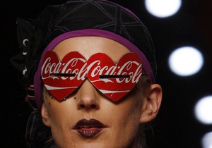 Coca-Cola запустила в Испании юбилейную кампанию о кризисе и коррупции