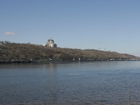 В Киеве на Днепре обнаружено огромное пятно неизвестного происхождения