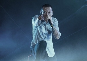 Во время концерта Linkin Park в ЮАР на зрителей упал рекламный щит