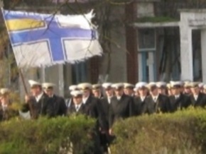 В крымском поселке подняли самый большой Военно-морской флаг Украины