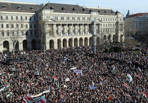 В Венгрии на митинг в поддержку премьера, критикующего ЕС, вышли 250 тысяч человек