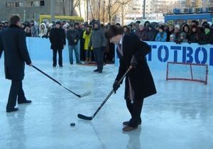 В Харькове открылся каток под открытым небом: Кернес с клюшкой вышел на лед