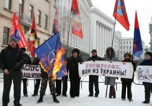 Под Администрацией Януковича сожгли флаг НАТО