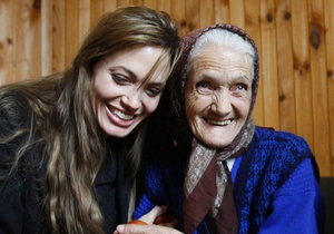 Фотогалерея: Посланники доброй воли. Питт и Джоли навестили боснийских беженцев