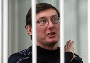 Жена Луценко: Муж потерял 20 килограмм, однако прекращать голодовку не намерен