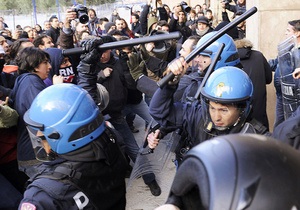 Полиция жестко оттеснила толпу, атаковавшую Банк Италии