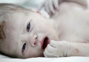 Азаров пообещал в 2012 году увеличить выплаты за первого ребенка почти на три тысячи гривен