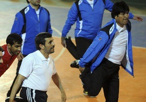 Ахмадинеджад сыграл в футбол с Эво Моралесом
