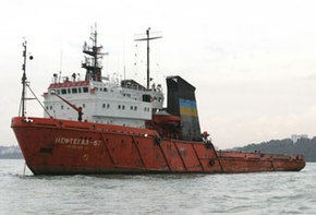 Янукович почтил память моряков судна Нафтогаз-67