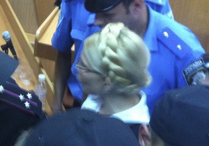 Тимошенко стало плохо и ее на 10 минут вывели из зала суда