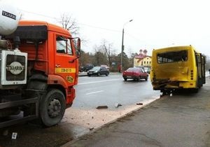 В Киеве на Радужном в маршрутку с людьми врезалась бетономешалка