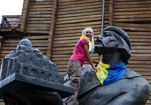 На памятниках в центре Киева появились сине-желтые платки