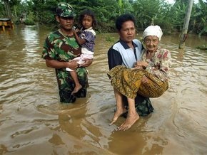 В Индонезии прорвало плотину: десятки погибших