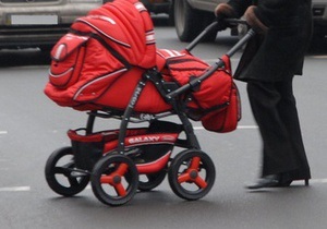 Во Львове пьяная женщина-водитель, выехав на тротуар, сбила коляску с младенцем