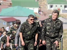 Ющенко попробовал огурцов, выращенных на острове Змеиный