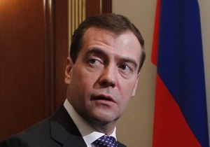 Медведев сообщил, что перевез маму в Москву