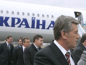 Ющенко возле аэропорта Одессы встретили 100 пикетчиков