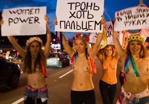 Фотогалерея: Полуголые активистки FEMEN отпраздновали День защиты женщин на киевской  трассе 