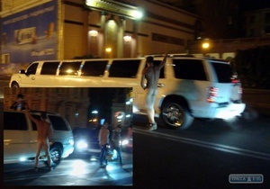 В центре Одессы из лимузина вышел голый мужчина и совершил пробежку