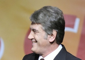 Ющенко подарили ледоруб: Лупайте цю скалу! Нехай ні жар, ні холод не спинить вас