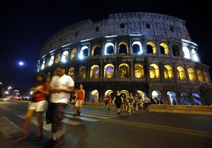 В Риме из-за наплыва туристов обрушилась часть стены Колизея