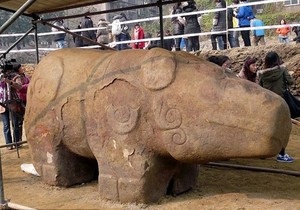 В Китае выкопали древнюю восьмитонную статую неизвестного животного