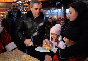 Фотогалерея: Как Черновецкий детей пирогом кормил