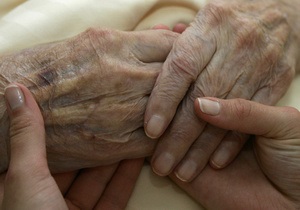 В Мариуполе 89-летняя пенсионерка покончила жизнь самоубийством, выбросившись из окна
