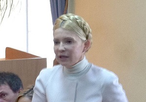Тимошенко привезли в суд. Она выглядит уставшей и напряженной