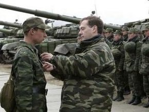 Медведев: НАТО продолжает расширять военную инфраструктуру у границ России